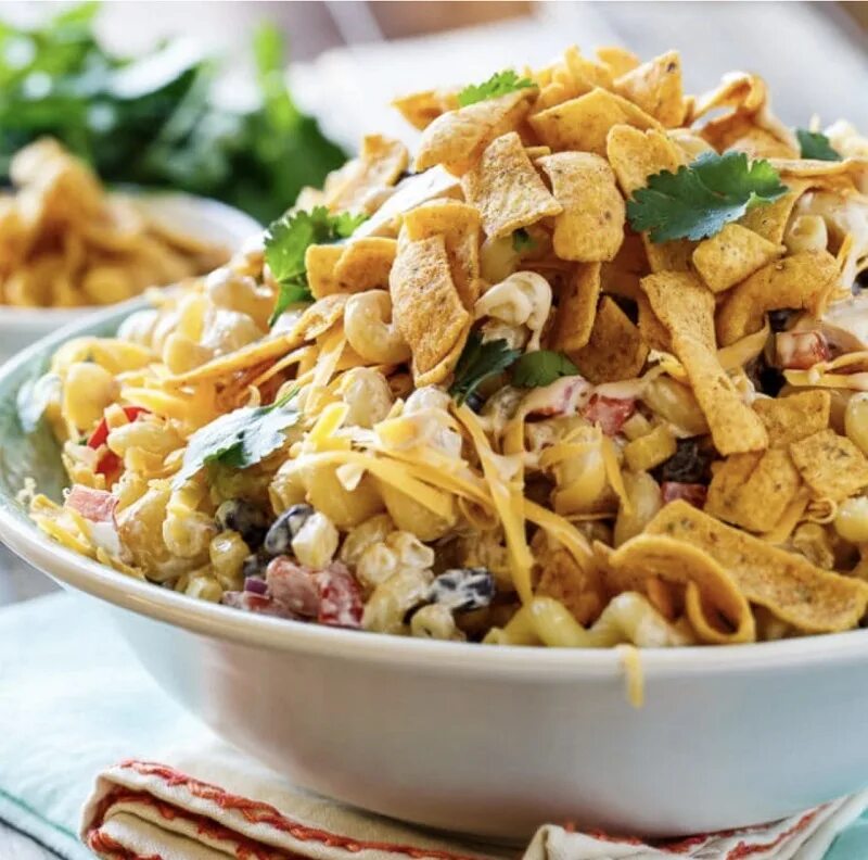 необычные салаты на праздничный стол. вкусный салат с чипсами. салат подсолнух 450гр. украшение салата чипсами. салат с чипсами.