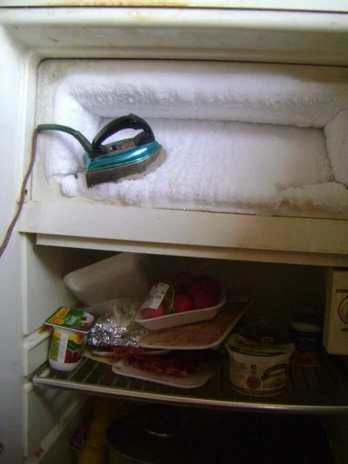 Холодильник работал открытой. Сломанный холодильник. Холодильник размораживается. Разморозить холодильник. Холодильник разморозился.