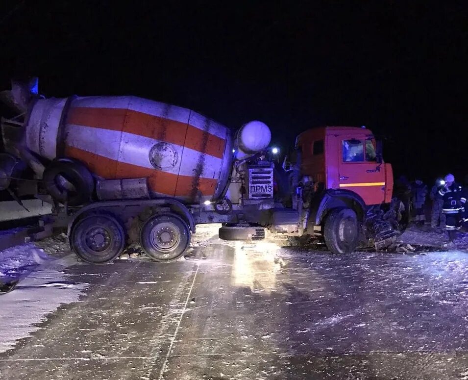 Водовоз врезался. Авария бетоновоз Волгоград. КАМАЗ 6520 разбитый.