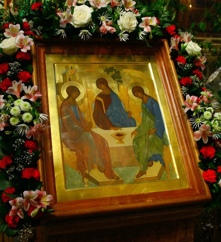 день святой троицы икона в церкви. икона троица в храме. день святой троицы икона в церкви. икона святой троицы в церкви. троицы в троицком.