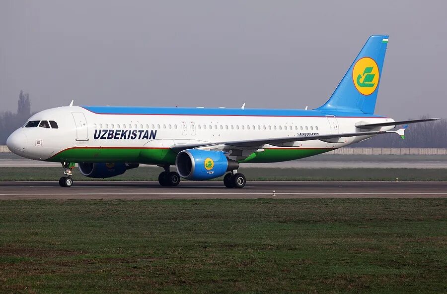 Авиакомпания ташкент. Аэробус а320 Узбекистан Эйрвейз. A320 Uzbekistan Airways. Аэробус а320 Sharklets Uzbekistan Airways. Аэробус 320 узбекские авиалинии.