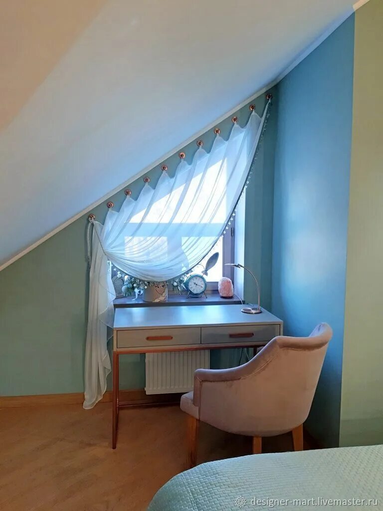 Гардины на мансарде. Отделка мансарды. Горизонтальные жалюзи на треугольные окна. Под косым углом. Под косым углом.