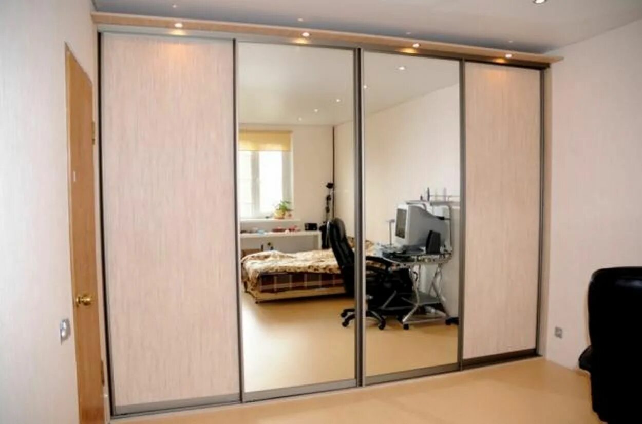 Шкаф купе четырехдверный с зеркалом. Шкаф-купе 4-х дверный с зеркалом. Шкаф-купе в спальню. Шкаф-купе в коридоре-прихожей. Шкаф-купе байкал 1774 рамир.