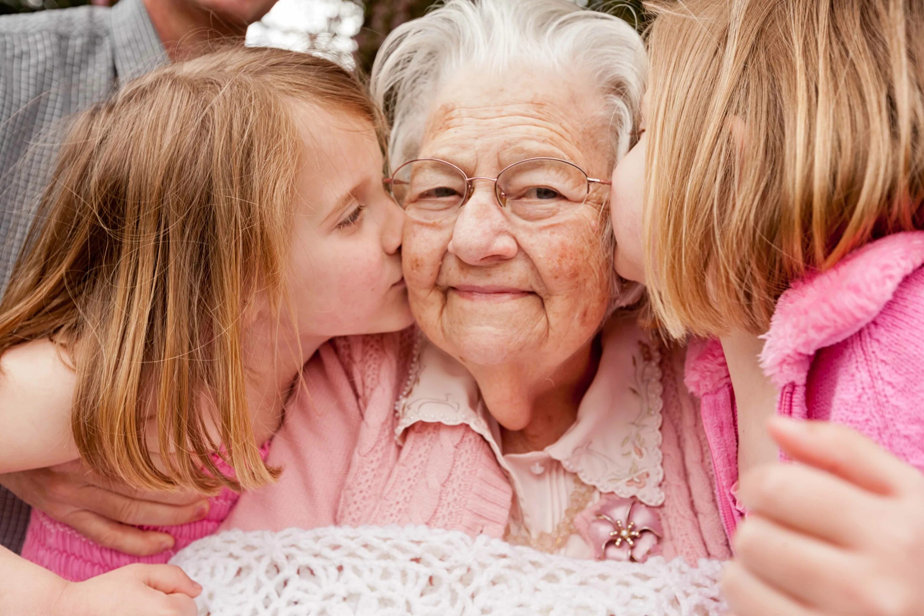 бабушка и внучка в саду. в саду у бабушки. бабушка с маленькой внучкой. фотосессия с бабушкой. бабушка и внучка.