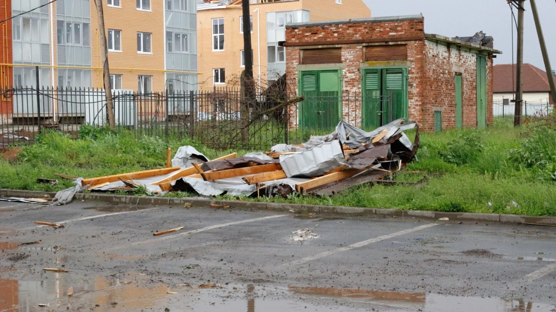 Ураган в мурте. Ураган разрушения. смерч в городе. ураган в омске. ураган на сахалине.