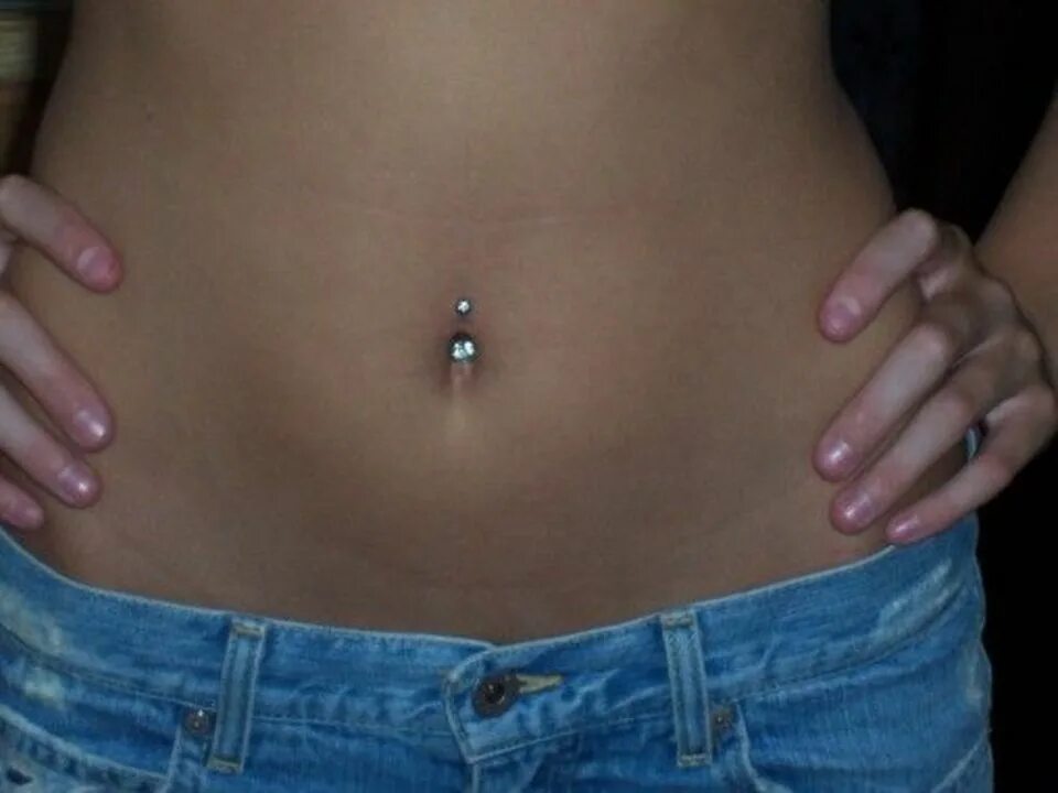 пирсинг пупка. модель куркова без пупка. женщина без пупка. каролина куркова нет пупка. женский животик.