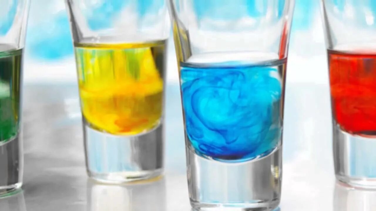 Цветная вода в стакане. Стакан с разноцветной водой. Краситель в воде. Стакан с окрашенной водой. Почему вода окрашивается
