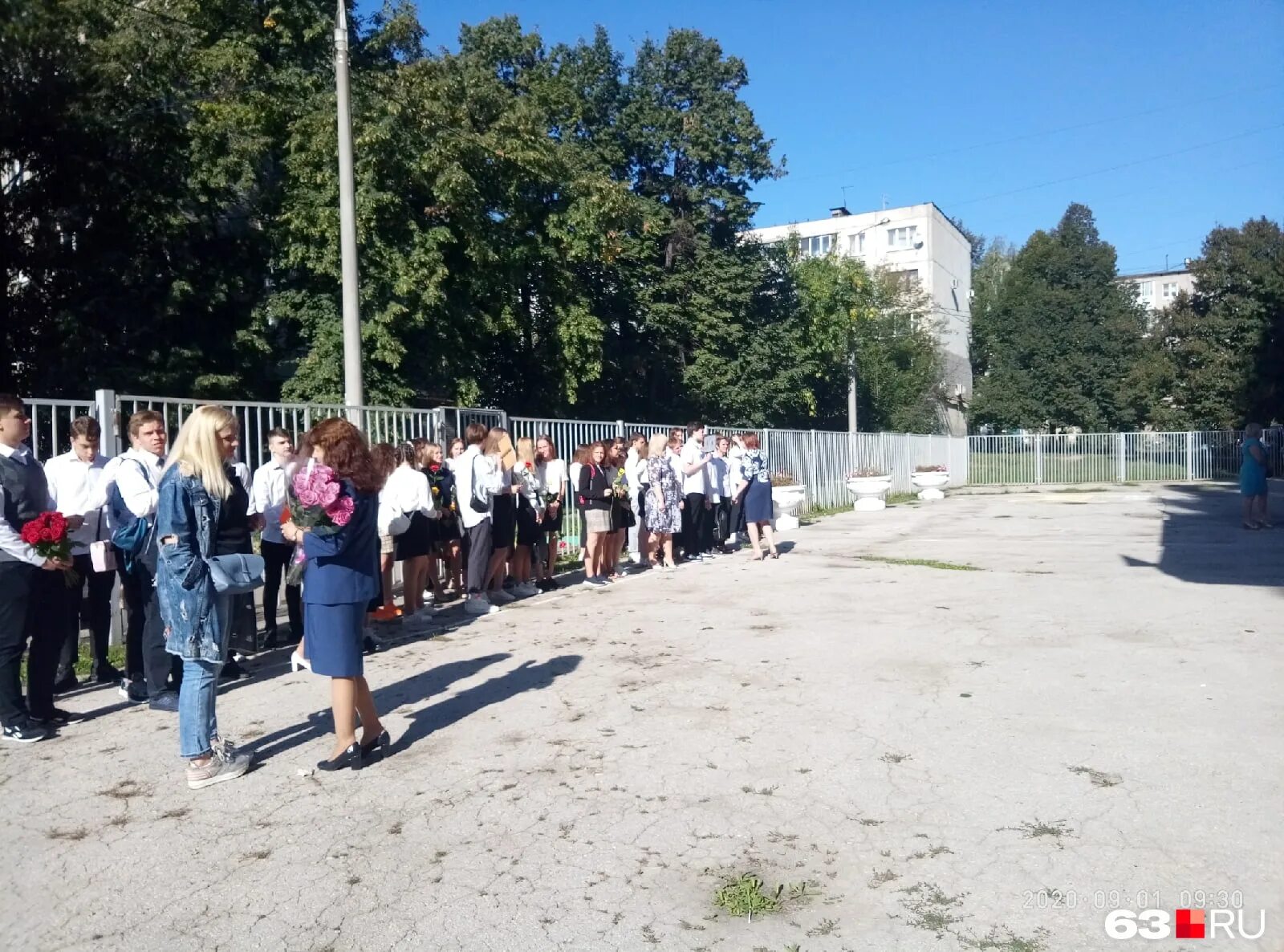 1 сентября 2020 самара. Одиннадцатиклассник и первоклассница на линейке. Школа 66 самара. Самара 1 сентября. Школа 41 самара 1 сентября 2020.