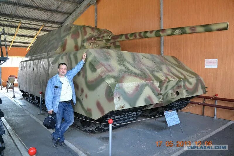 Маус по сравнению с человеком. Сверхтяжёлый танк маус. Танковый музей в кубинке маус. Немецкий танк маус в кубинке. Маус по сравнению с человеком.