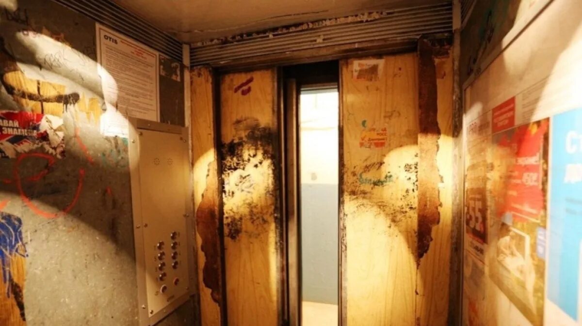 Ужасно грязно. Страшный подъезд. Старый лифт. Грязный лифт.