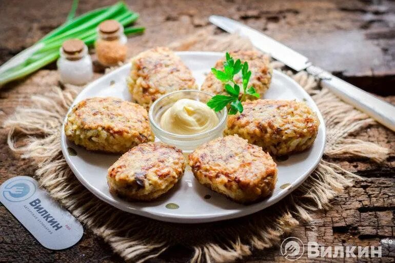 Котлеты с сайрой и рисом. Котлеты из рыбных консервов. Котлеты из рыбных консерв. Котоеты ищ пыбеых консерв. Котлеты из консервы с картошкой