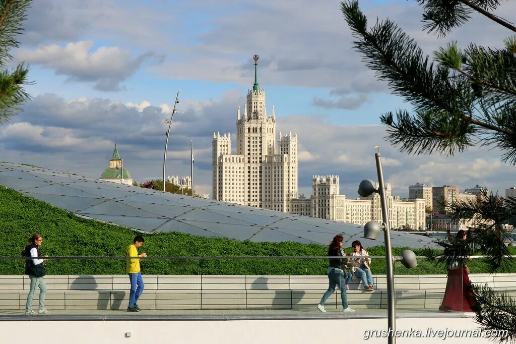 Парк Зарядье в Москве. Парк Зарядье архитектурные сооружения. Сталинская высотка в Зарядье. Парк Зарядье зимой 2022. Нунча зарядье