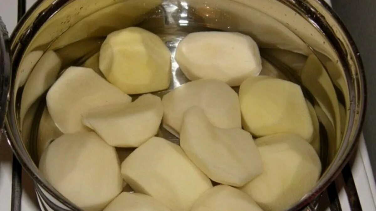 Отваривая картофель клубни опускайте в уже кипящую. Картошка в кастрюле. Картофель очищенный. Вареная картошка. Вареный картофель в кастрюле.