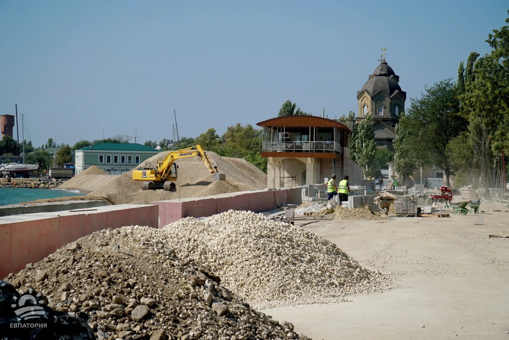 В евпатории открыли набережную терешковой. Набережная Терешковой Евпатория. Набережная Терешковой Евпатория стройка. Набережная Терешковой в Евпатории сейчас. Открытие набережной Терешковой в Евпатории.