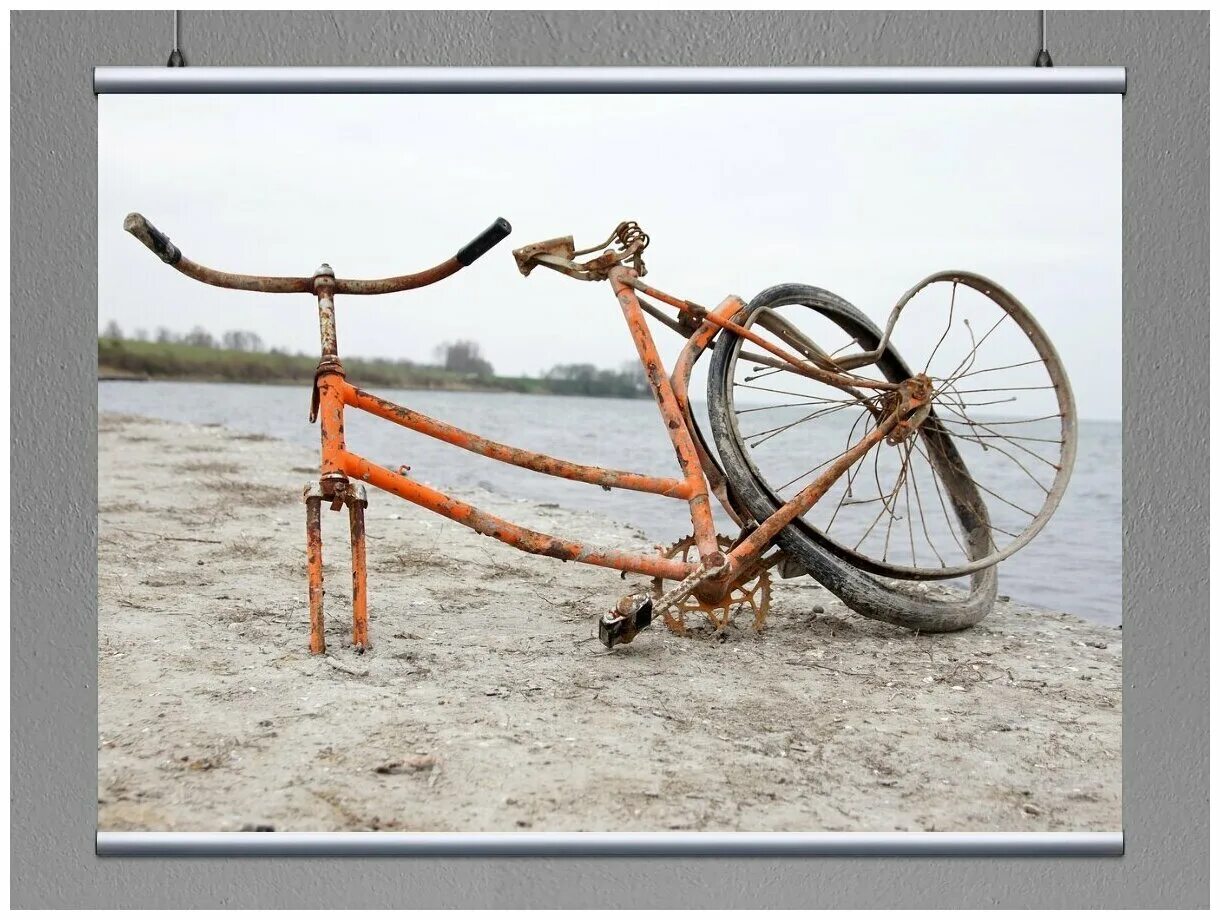 Велосипед в хорошем состояние. Велосипед. Разбитый велосипед. Поломанный велосипед. Старинный велосипед.