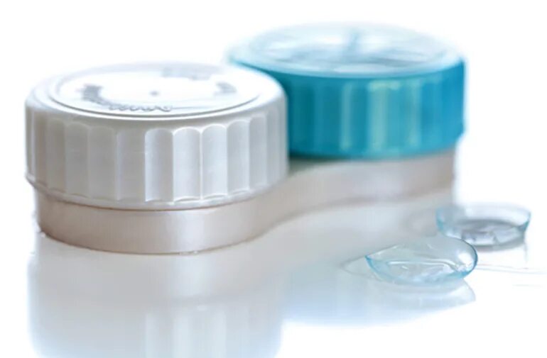 Контактные линзы в руке. Минусы контактных линз. Правильная форма контактной линзы. Плюсы и минусы контактных линз. Минусы контактных линз.