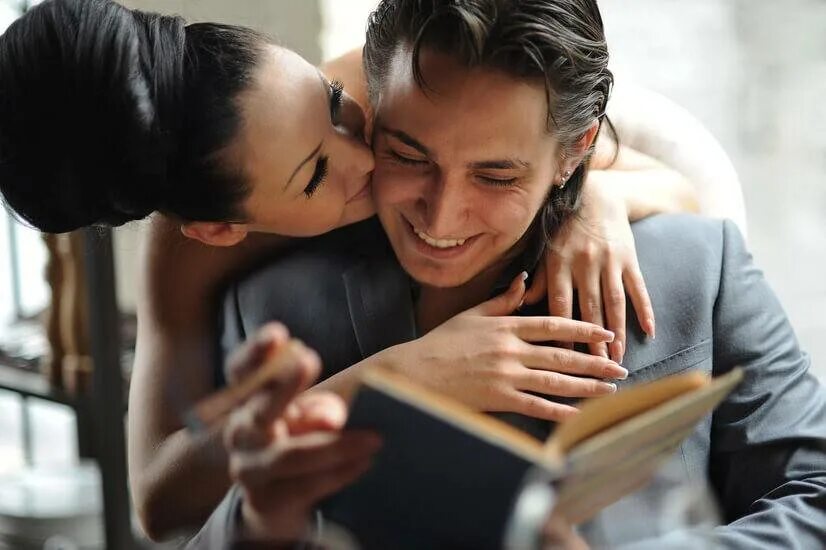 Внимания и заботы со стороны. Любовь отношения. Забота парня к девушке. Внимания и заботы со стороны. Забота о семье.