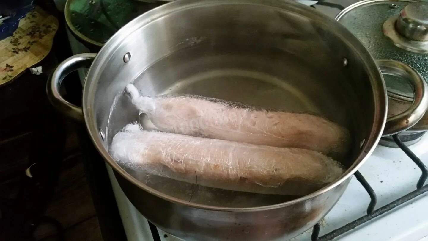 Сколько варится колбаса. Отварить колбасу в воде. Самодельный ТЭН для варки колбасы в домашних. Осетия колбаса варить.