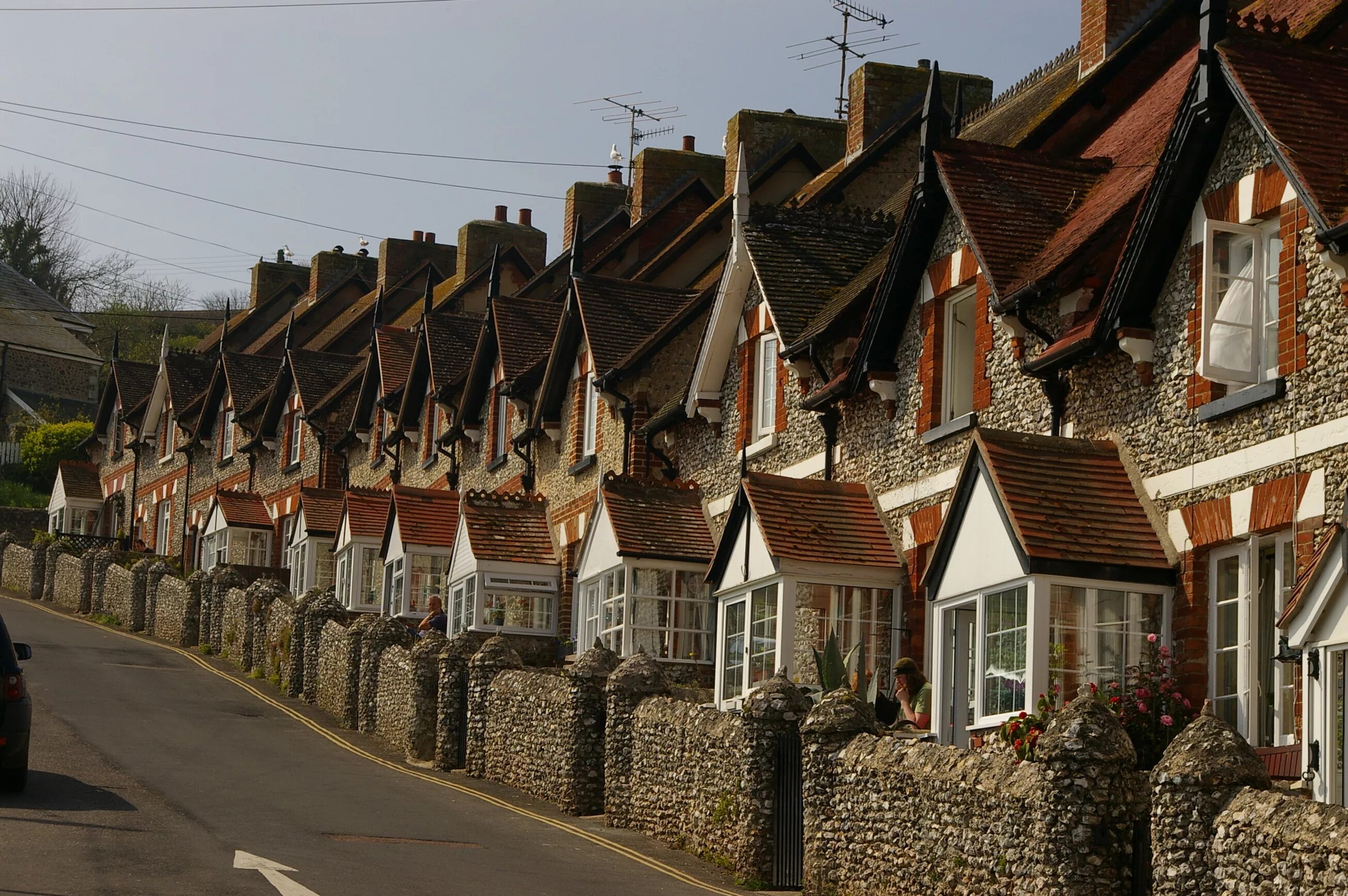 Housing in uk. Черепичные крыши Великобритании. Девон город в Англии. Коустен Великобритания жилые здания окраины деревни. Дома в Англии.