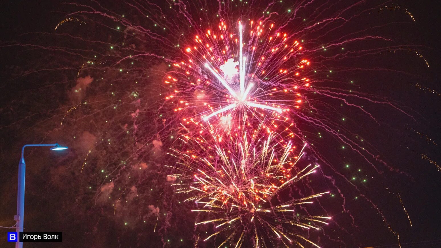 новый год салют. люди запускают фейерверки на новый год. фейерверки еще какие. салют "новогодний". салюты фейерверки запускают.
