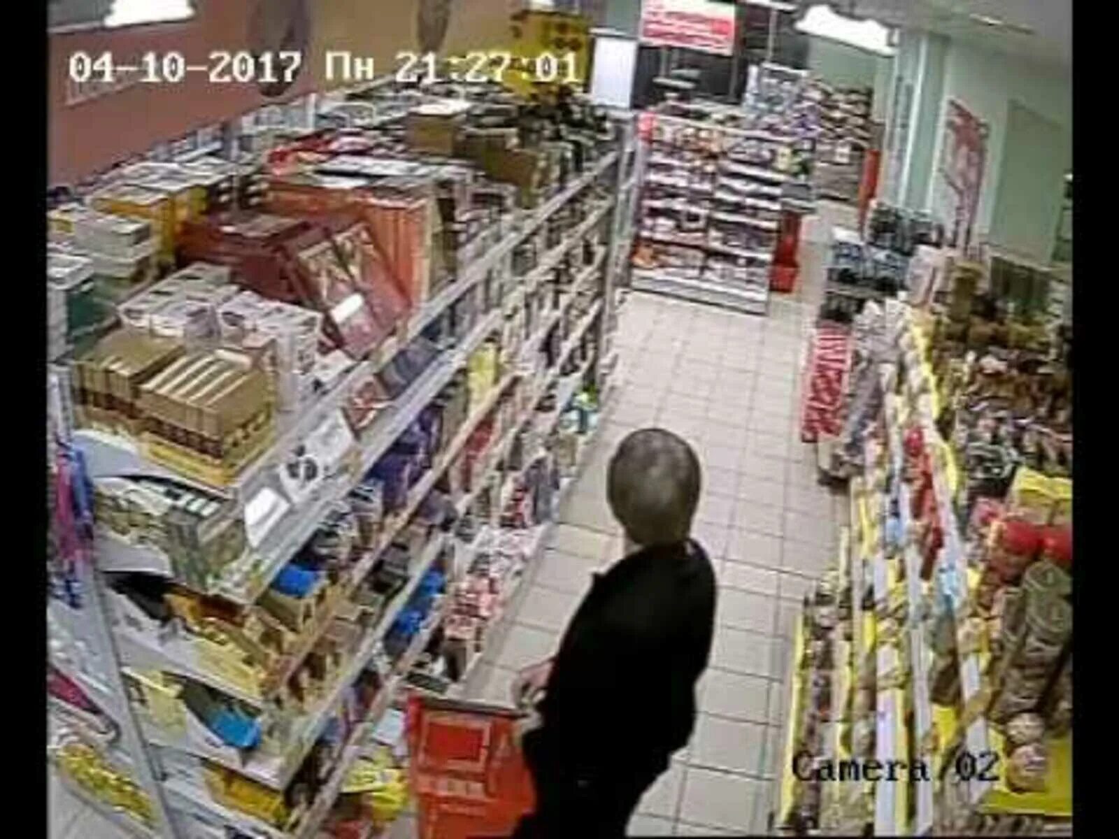 Кража в пятерочке. Видеокамера в магазине. Камеры видеонаблюдения в магазинах пятерочка. Воровство в магазинах пятерочка. Камера слежения в магазин на кассе.