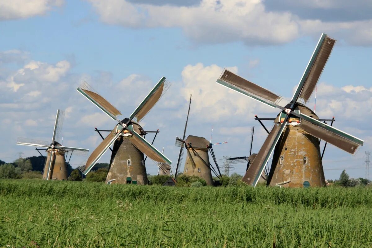 Мельницы Киндердейк Голландия. Ветряная мельница Нидерланды. Ветряные мельницы в Голландии. Ветряные мельницы в Киндердейк ЮНЕСКО. Маленькие ветряные мельницы