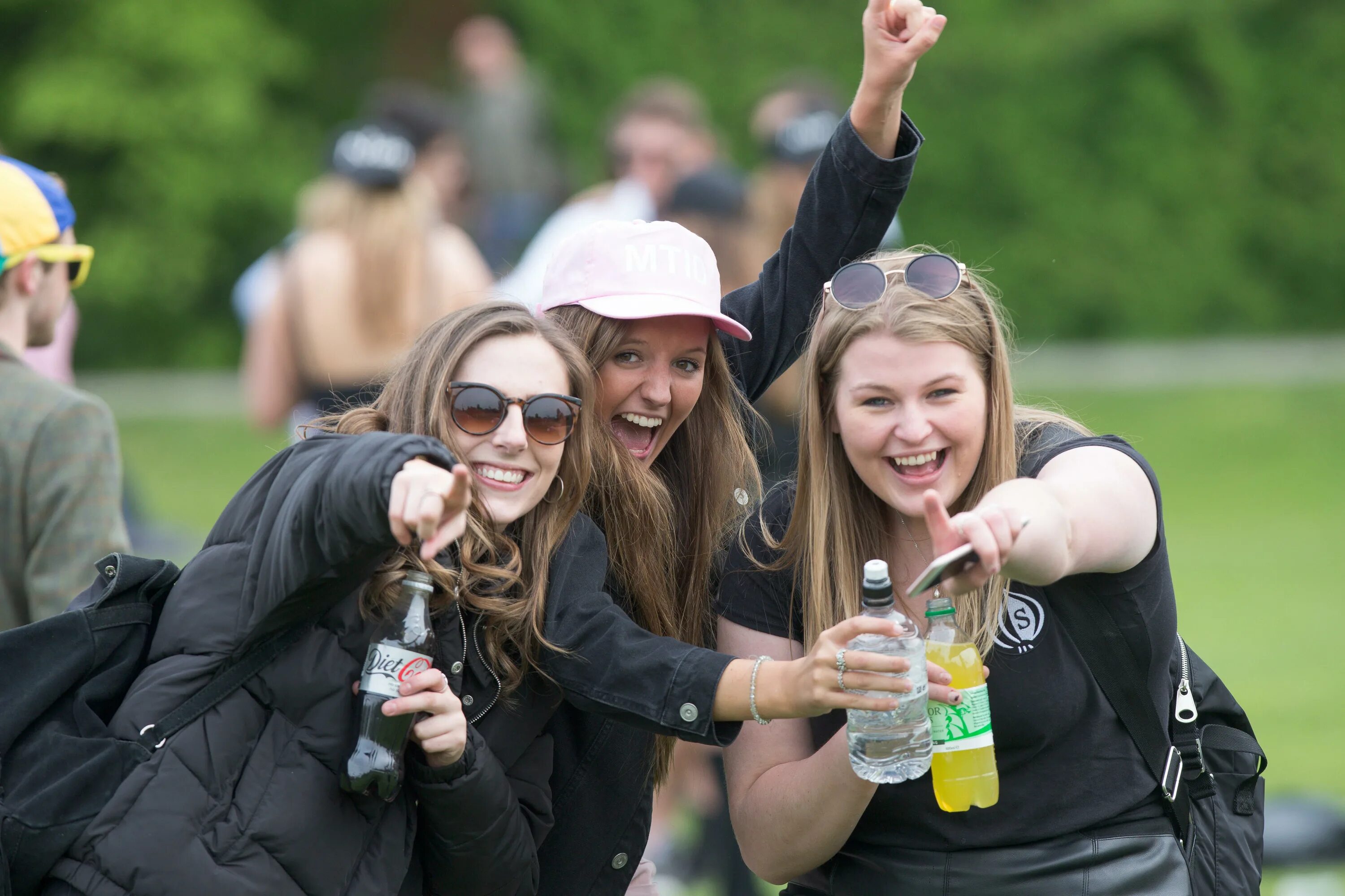 Cambridge University студенты. Молодежь веселится. Студенты веселятся. Вечеринка в парке. Student drink