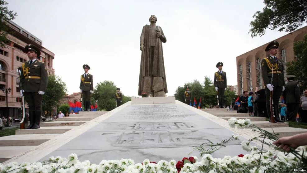 Памятники армянам. Гарегин Нжде памятник. Памятник Герегина Ндже. Статуя Нжде в Ереване. Площадь Гарегина Нжде в Ереване.