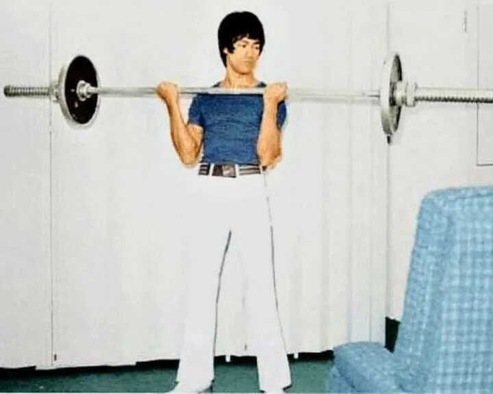 Тренировка брюса. Брюс ли удар ногой. Тренировка брюса. Брюс ли рост вес. Брюс ли стойка дракона.