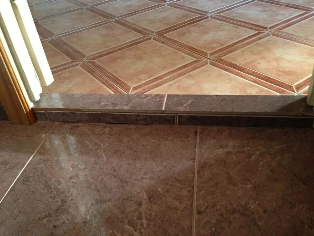 Порожек для линолеума. Порожек в ванной из плитки. Перепад уровня пола. Порожек в ванную комнату. Порожек в ванную комнату.