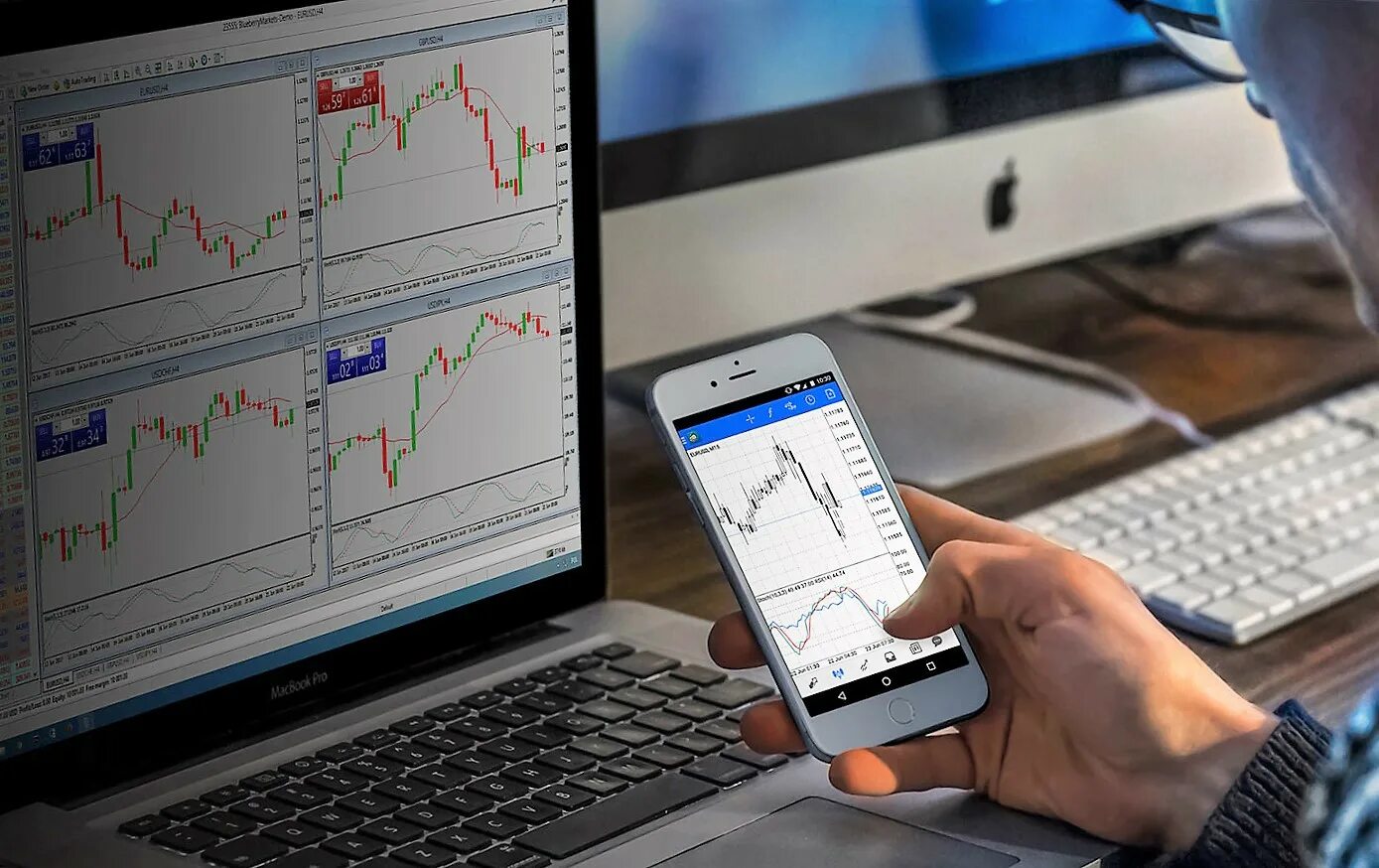 Форекс. Биржевая доска. Бизнесмен с биржи. Заработок на бирже криптовалют. Брокеры на бирже.