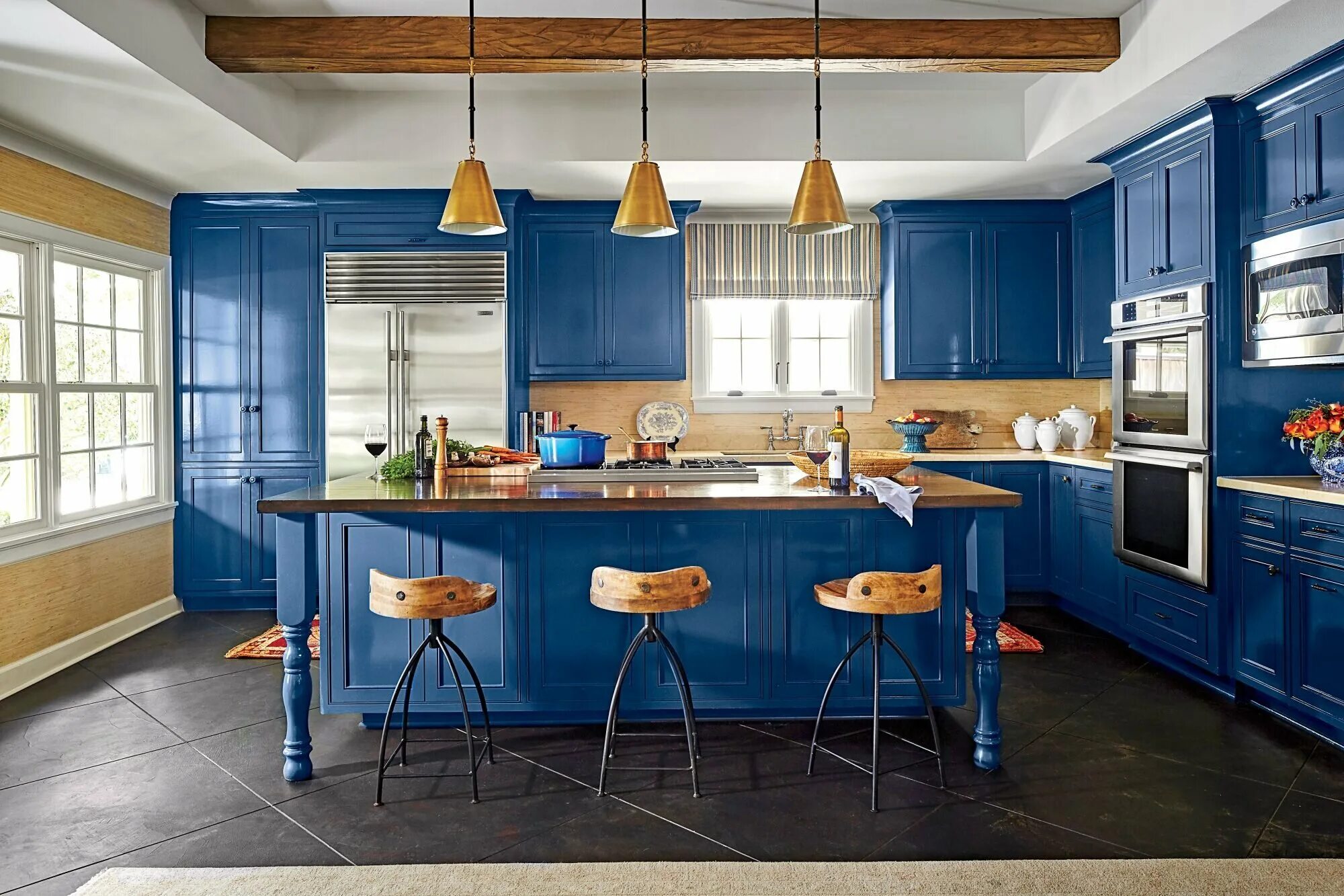 Синяя кухня. Сине оранжевая кухня. Кухня синяя с золотом. Синяя кухня в частном доме. Кухня голубая с золотым.