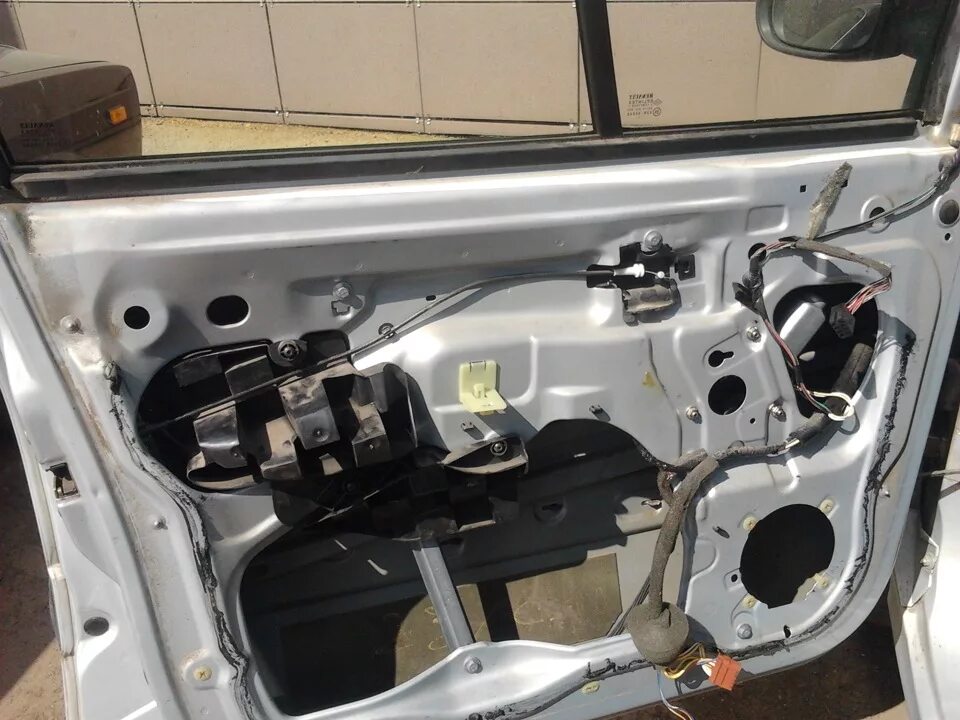 Ремонт ограничителя водительской двери - Renault Scenic II, 1,6 л, 2006 года сво