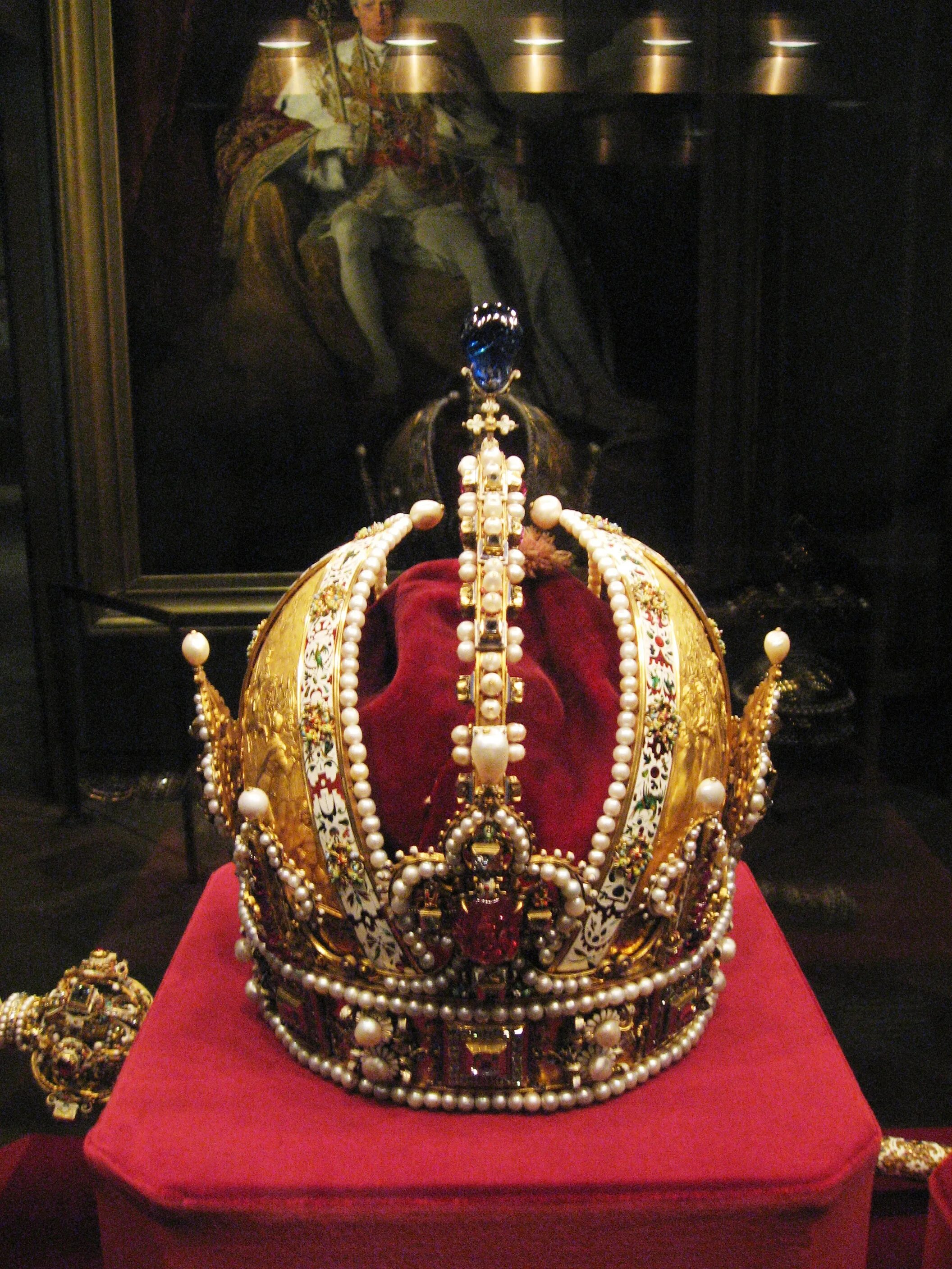 Корона австрийской империи. Корона австрии. у короля держатель казны. imperial treasury vienna.