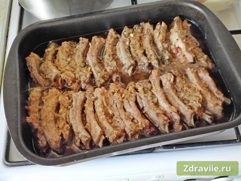 при какой температуре готовить ребра в духовке. ребра пикантные рецепт. ребра запеченные в духовке. сколько готовить ребра баранины. рёбрышки говяжьи в духовке.