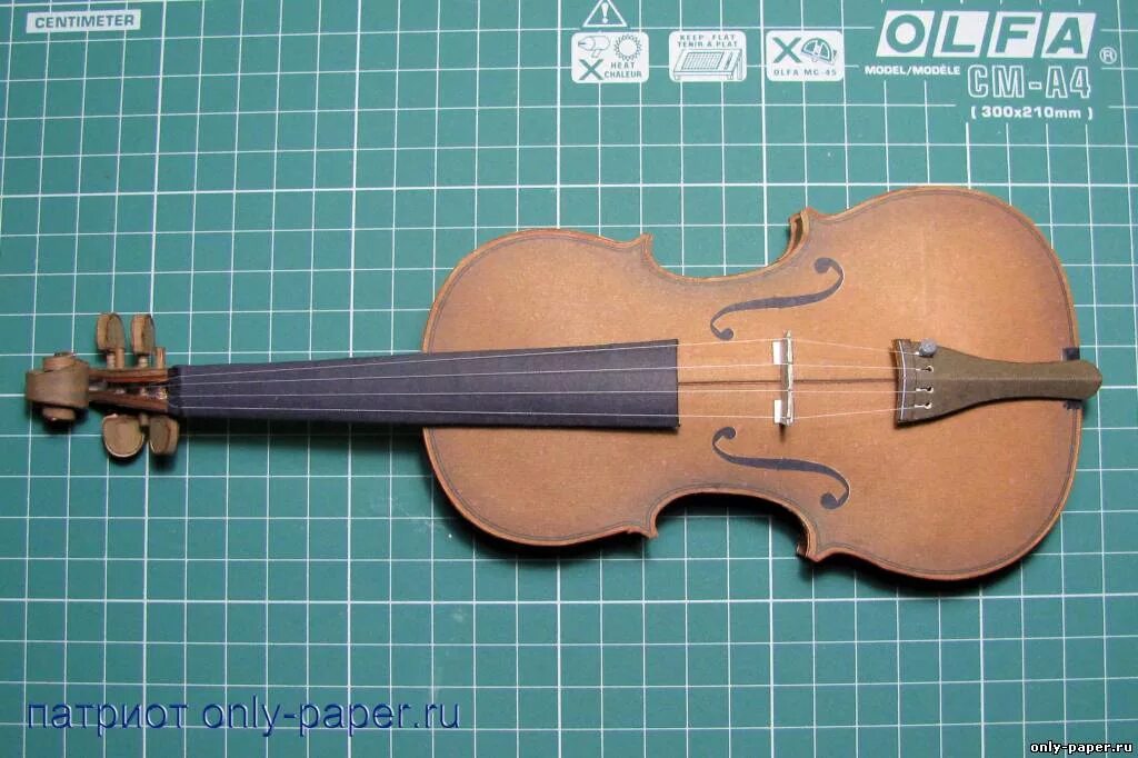 Муляж скрипки. Скрипка из картона. Макет скрипки. Скрипка из бумаги.