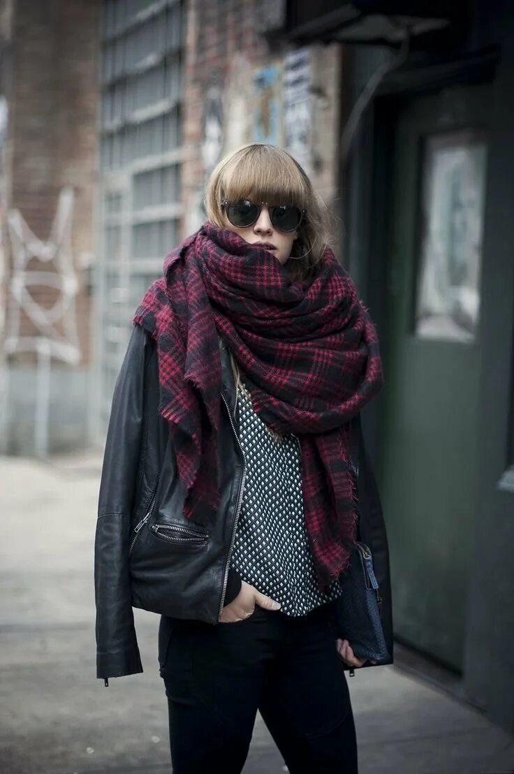 Как носить объемный шарф. Шарф под шубу. Шарм модные. Объемный шарф с пальто. Стильный шарф женский.