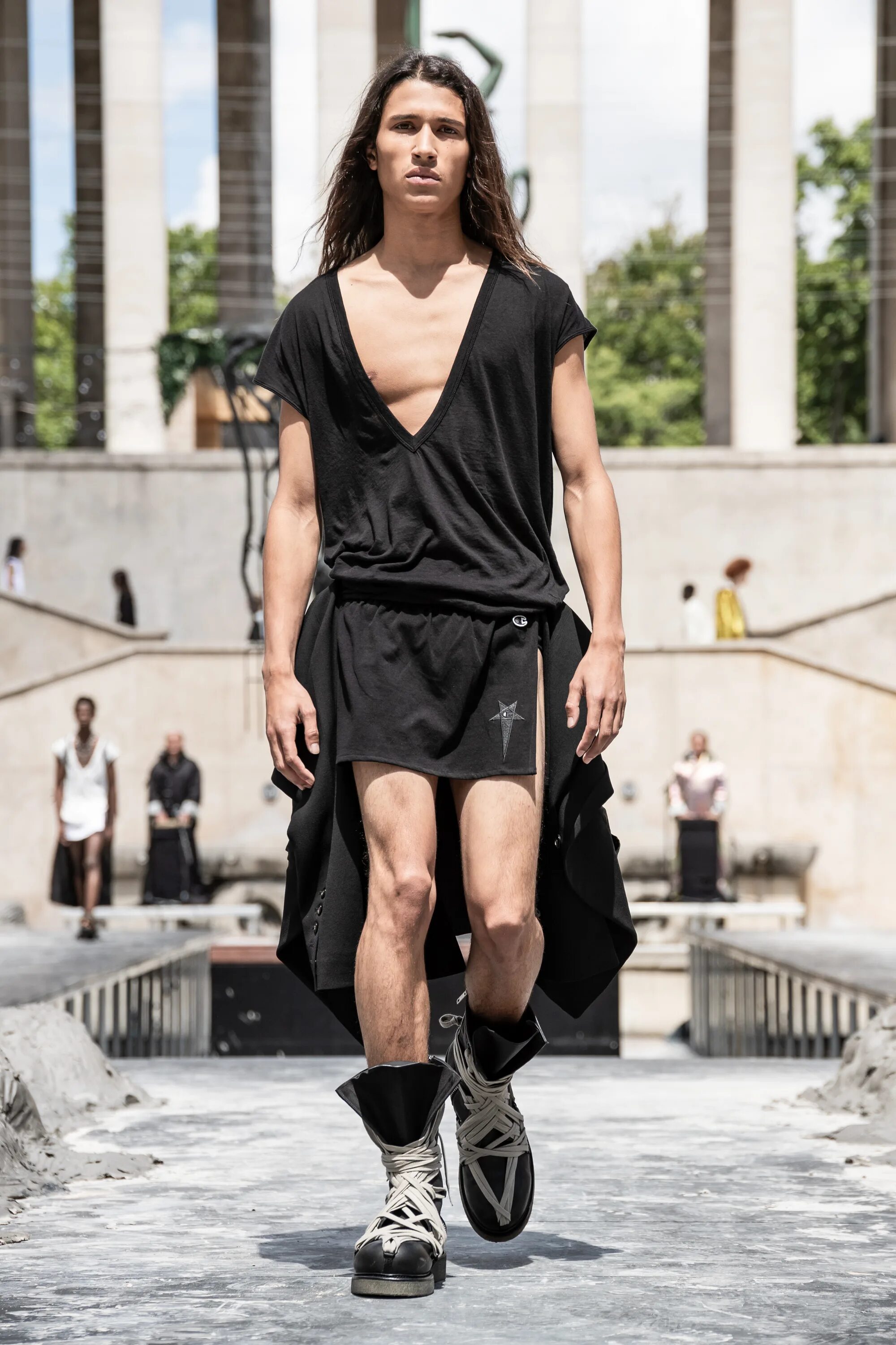 Rick owens tractor. Рик Овенс. Рик Овенс одежда. Rick Owens ss24. Рик Оуэнс коллекции.