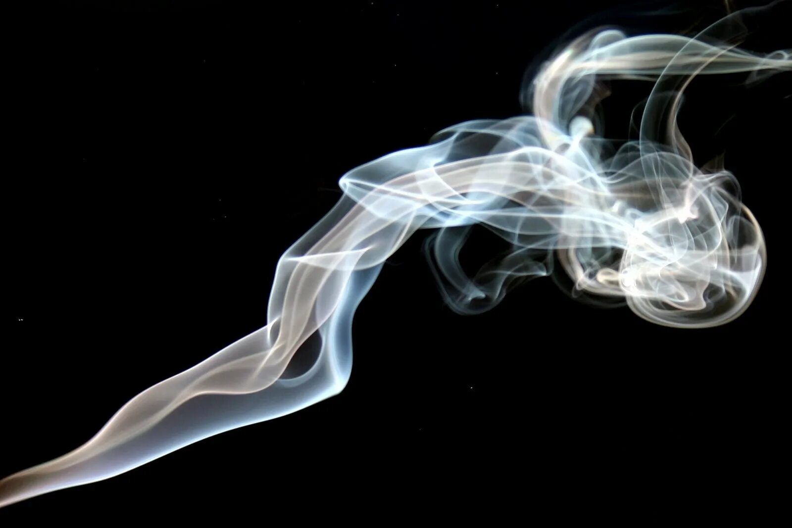 Дым из трубочки. Сигаретный дым текстура. Сигаретный дым. Струйка дыма. Дымок от сигареты.