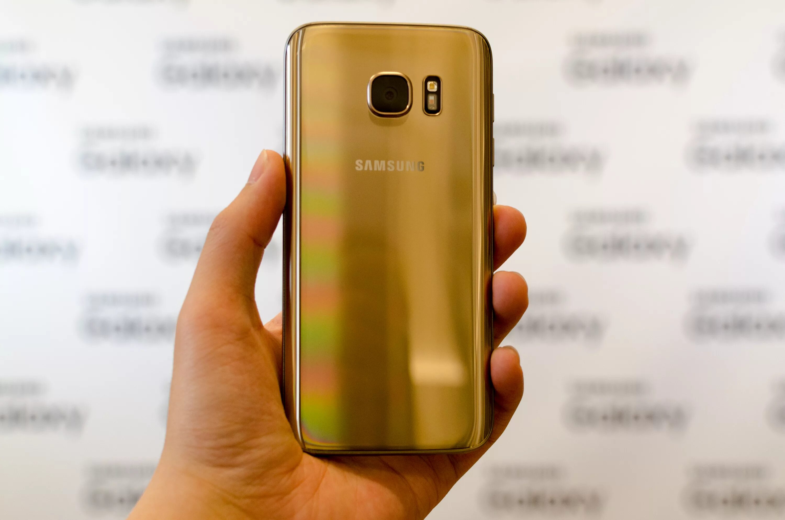 Самсунг галакси s7 золотой. Samsung Galaxy s7 Edge Gold. Samsung Galaxy s7 Edge золотой. Самсунг s 7 Голд. Galaxy 7 edge