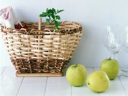 Корзина с зелеными яблоками
