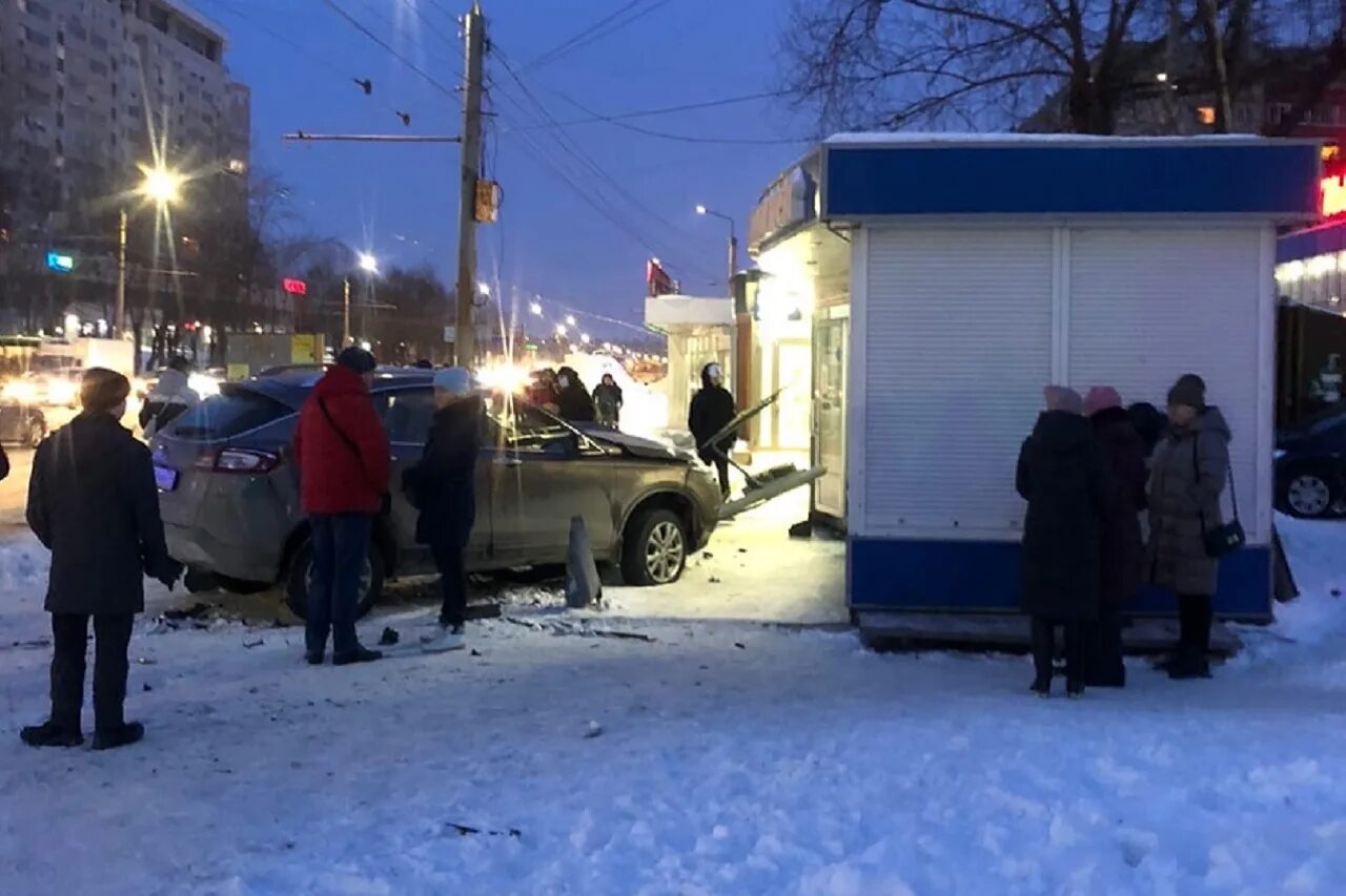 Сел съел челябинск. Авария в Челябинске на остановке Бабушкина. Остановка Бабушкино Челябинск. ОСТ Бабушкина Челябинск. Остановка.