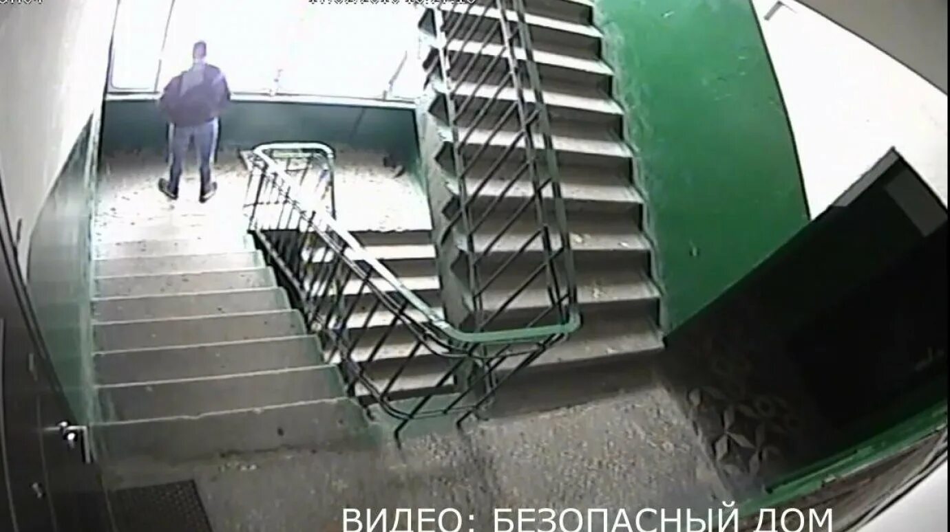 Девушка справила нужду в подъезде. Справила нужду в подъезде. писает в подъезде. девушки справляют нужду в подъезде. по нужде в подъезд.