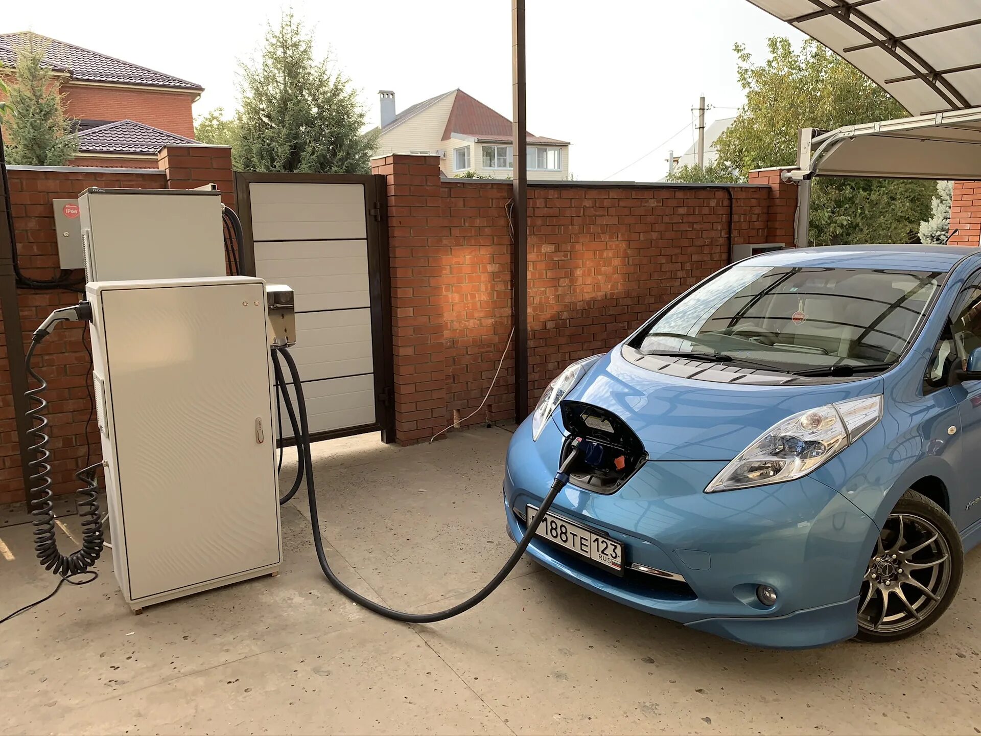 Nissan Leaf 2012. Ниссан лиф электромобиль. Nissan Leaf электромобиль зарядка. Ниссан лиф электромобиль 2012. Быстрая зарядная станция