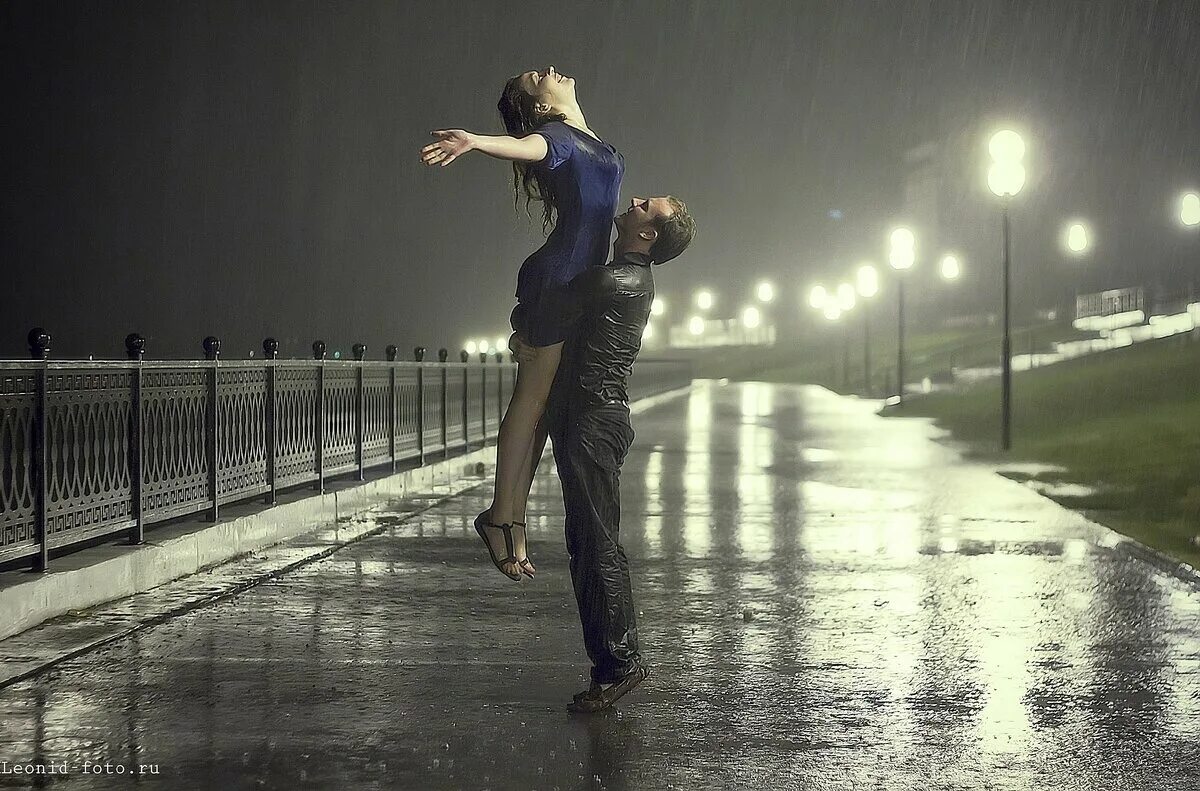 Девушка под дождем. Танцующая пара на улице. Парень и девушка танцуют под дождем. Прогулка под дождём. Снова быть сильной