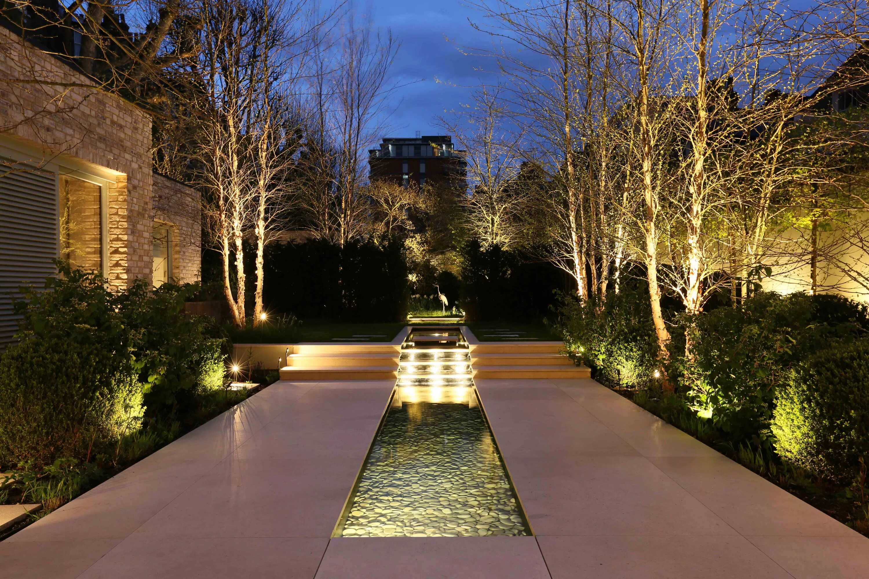 Интерьеры загородных домов и коттеджей. Светодиодные лампы в интерьере. Фасадное освещение. Освещение в интерьере. Освещение в доме.