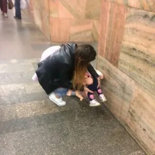Сестра показала как писает