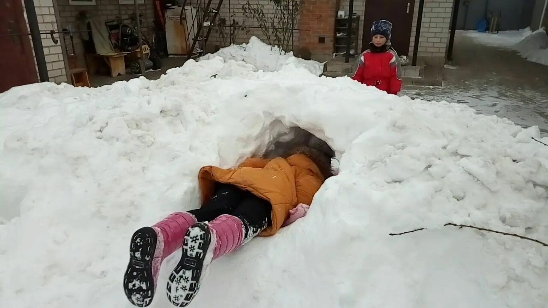 Очень много снега. Снежный городок в норильске 2002. Ноги из сугроба. Торчащий снег. Растения зимой.