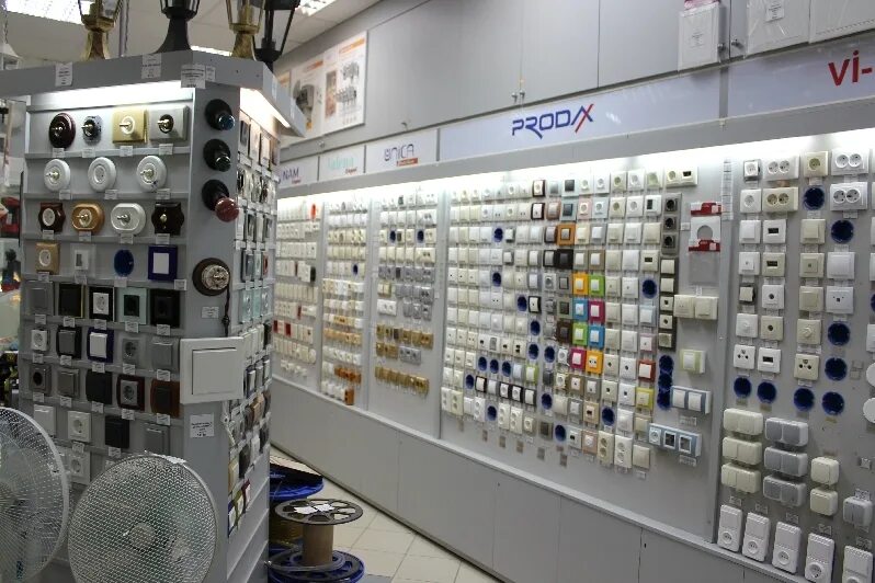 Витрина с электрикой. Вайлдберриз электротовары. Витрина магазина электротоваров. Вайлдберриз электротовары. Выкладка электротоваров.