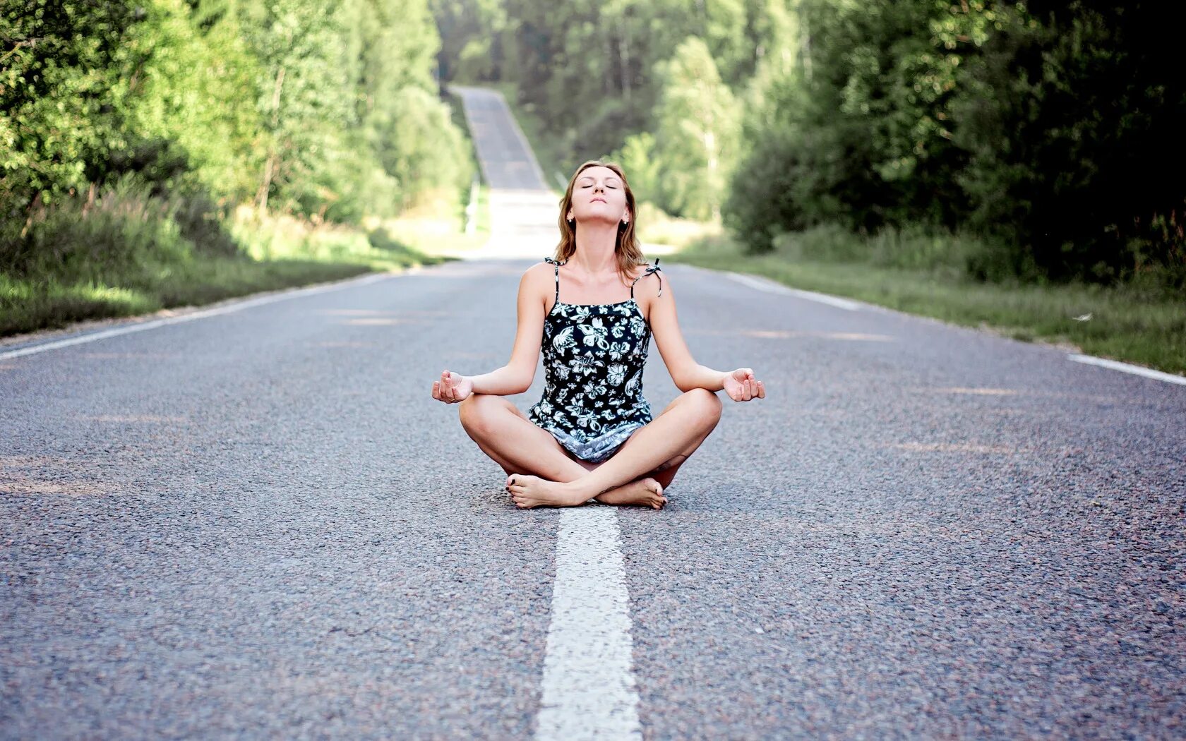 Фотосессия на дороге. Спина. Девушка с чемоданом на дороге. Девушка на асфальте. Девушка босиком.